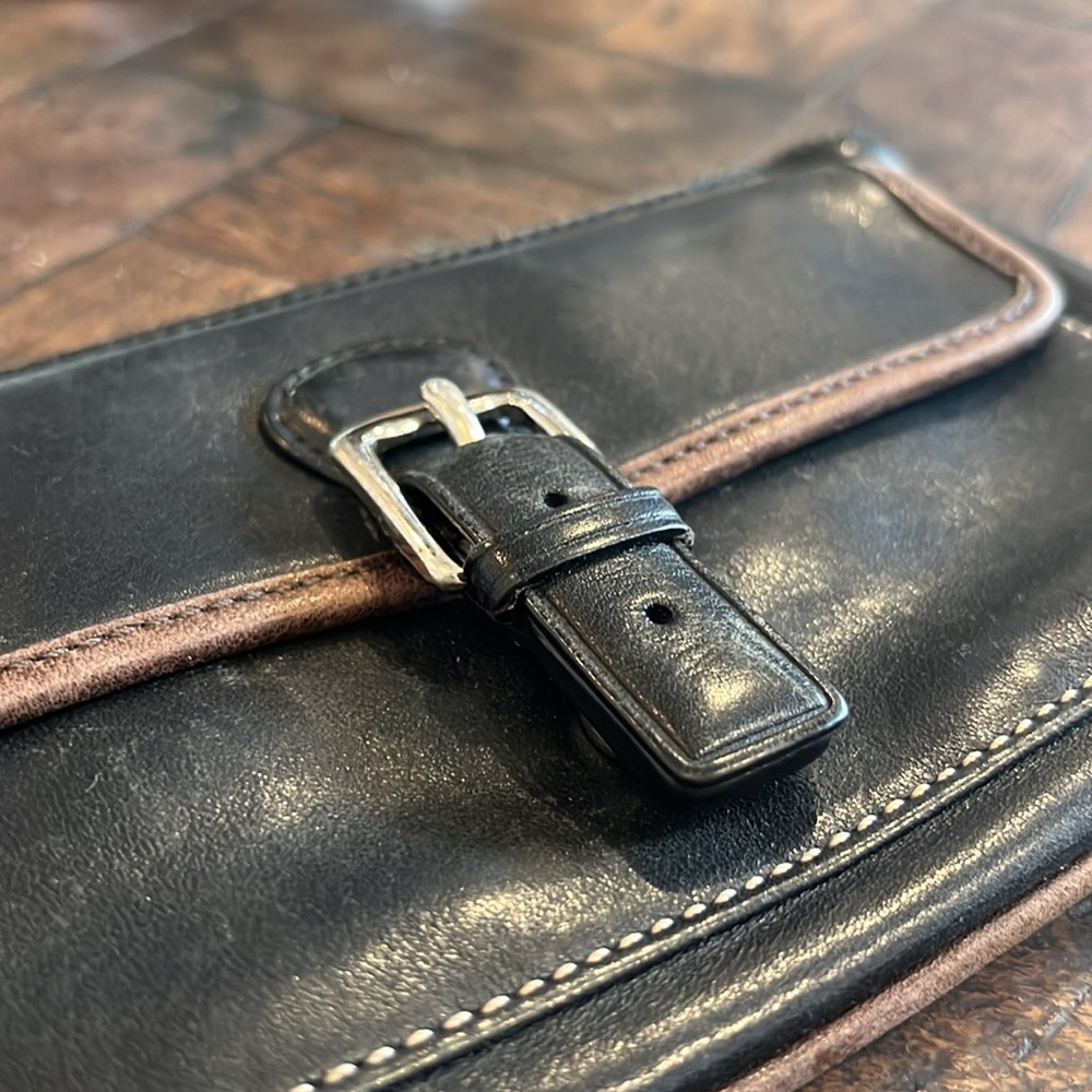 COACH Black leather Roomy Wristlet Purse. Not the tiny kind. - Picture 12 of 12